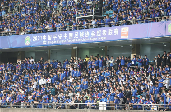申花球迷在赛场同样保持高声呐喊。